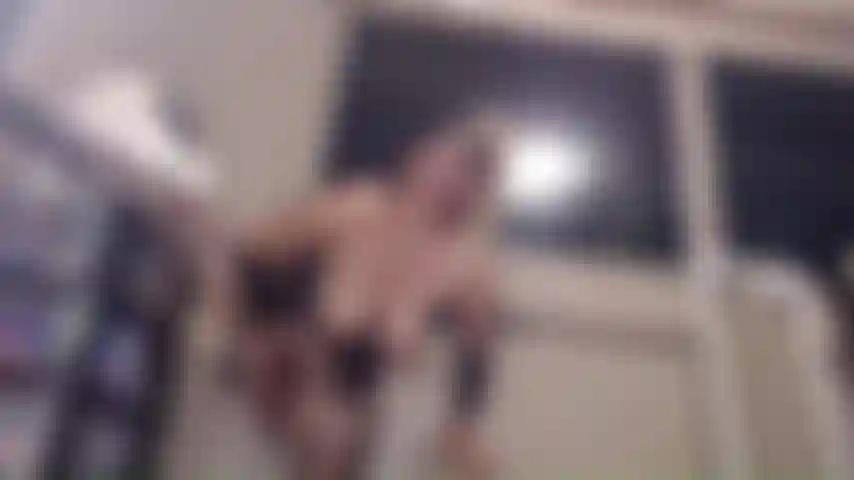 Al usar mi máquina de follar de pie, le entregué el control a mi patrón.