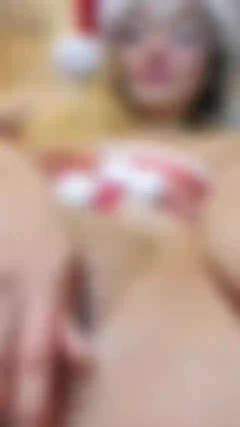 La señorita se sacude mostrando su coño para ti.