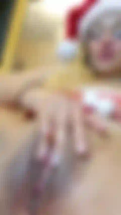 Miss jingles está lista para una buena polla dura, ¿qué tal si le prestas la tuya, felices fiestas atrasadas?