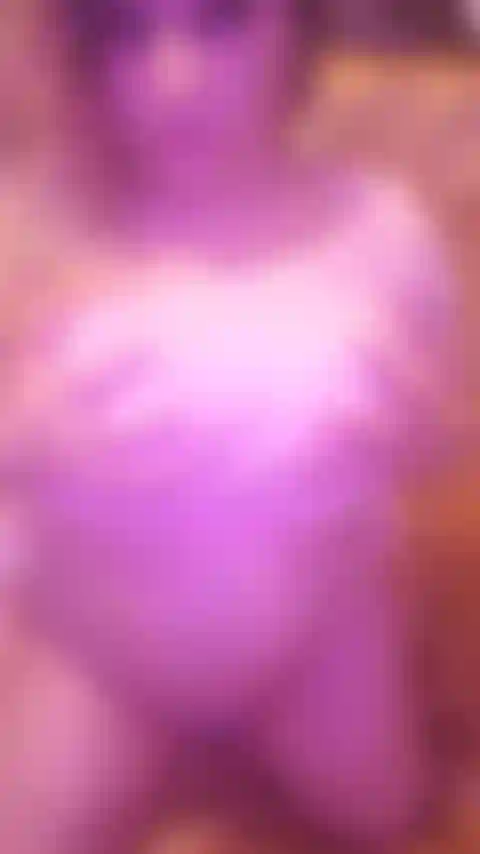 Te burlo mientras mi hermanastro está en la otra habitación.