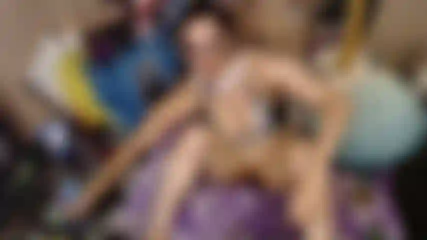 Fumo mientras abro mi coño para ti.