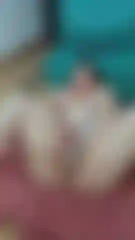 Sexo anal con un dildo muy grande y grueso.