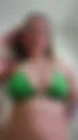 Mmmm lámeme las tetas, nena.