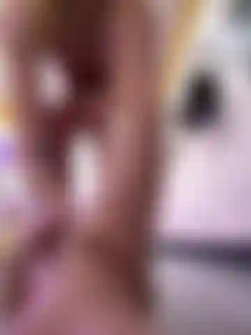 Me pillaron siendo un poco atrevida después de mi entrenamiento: un paseo desnuda por la sala de bronceado sin dejar nada a la imaginación. Ven a echar un vistazo a mi momento más arriesgado en el gimnasio.