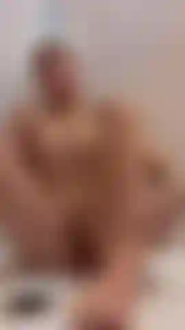Esta noche me pongo extra resbaladiza: un lento y aceitoso juego de seducción con mucha atención a mis pies antes de que las cosas se pongan aún más calientes. Los vips obtienen el show completo.