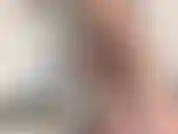 Provocación con aceite y adoración al cuerpo. Mírame cubrir mi cuerpo afeitado, pálido y con curvas con aceite. Tu polla se hace cada vez más grande mientras yo brillo y resplandezco, cada curva acentuada por el brillo.