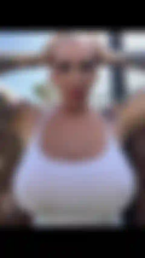 Nuevo video completo exclusivo de hoy, masturbación con camiseta blanca mojada afuera en mi jardín.