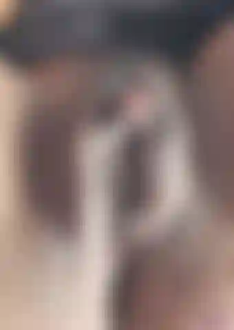Dildo empapado, de cerca y cremoso.