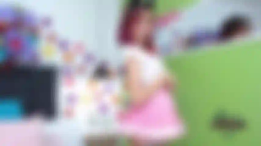 Disfruta de mi cuerpo y mírame masturbarme con mi consolador favorito.