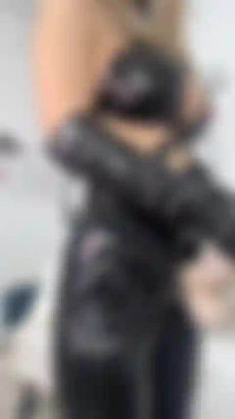 La señora lisa te castiga con una gran polla.