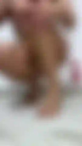 Dedos blancos, pies engrasados, cuerpo desnudo.