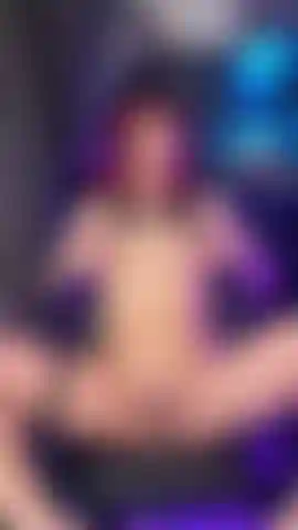 Montando una polla, haciéndome temblar, jugando con mis tetas.