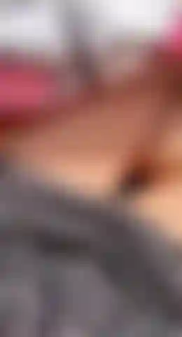 Exhibo masturbación de coño afuera en el campamento.