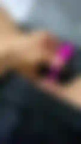 Lame mi coño que gotea una humedad blanca y cremosa