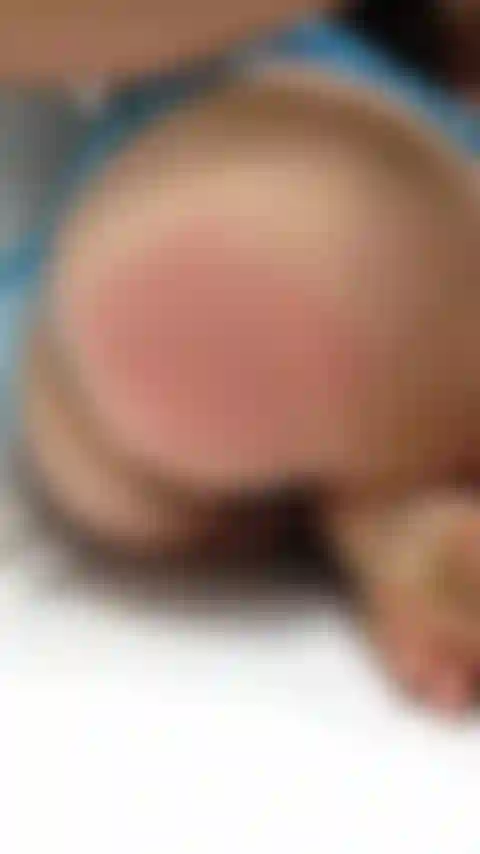 Me sonrojé el culo con una paleta (látigo).