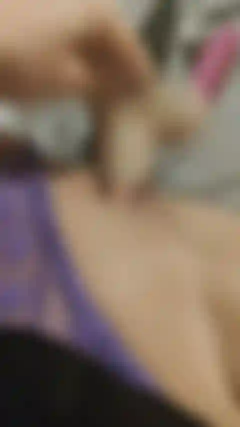 Me masturbo con varios juguetes sexuales y me hago un dildo en el coño.