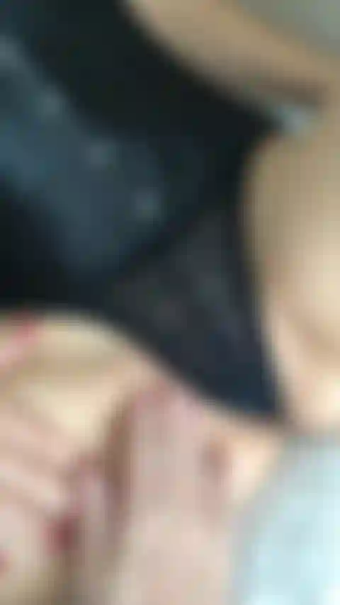 El señor muñequita me dedea el coño humm / video de pareja.