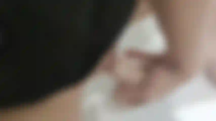 Me corro mientras me hago un dildo en el coño.