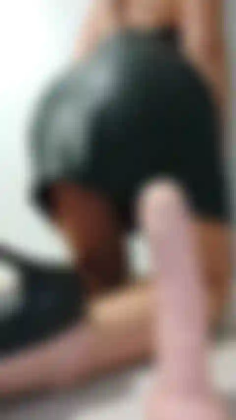 Fan del cuero y los juguetes sexuales gigantes, te encantará. Falda de cuero me follo el coñito con un dildo gigante. Primer plano de coño y ano.