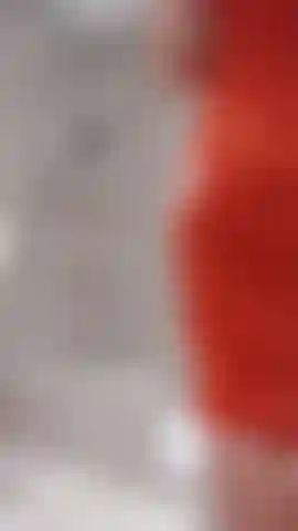 Una buena ducha después de un día de playa en españa felicidad. Hermosas líneas de bronceado para los fanáticos de las líneas de bikini sexys.