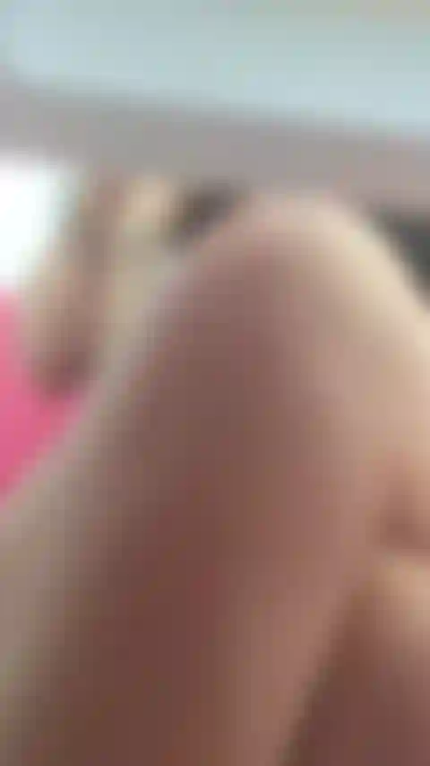 Coño desnudo debajo de la mesa hummm jadore exhib.