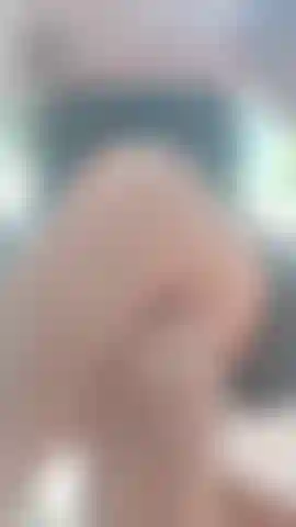 En un balcon sin braguitas humm me encanta la exhib y el viento en mi coñito.