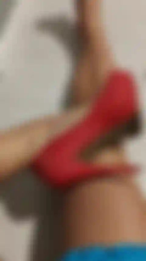 Fan de los tacones de vértigo y los pies descalzos, este vídeo te encantará. Mis tacones rojos son super sexys.