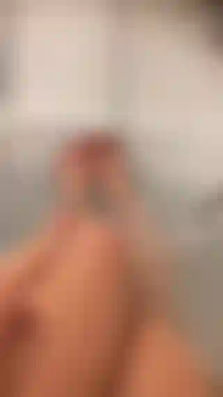 Ama en su baño rápidamente a la perra de los pies y masajea mis pies reales.