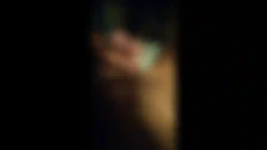 Polvo muy caliente mientras afuera hay inundación. En nuestra cama está claro. Un buen polvo duro ya que me gusta cuando me folla el coño.