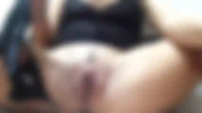 Insertar mi tanga en mi coño empapa humm.