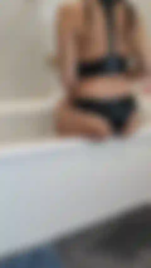 Vídeo fetichismo de cuero. Me ducho con un vestido de cuero de látex.