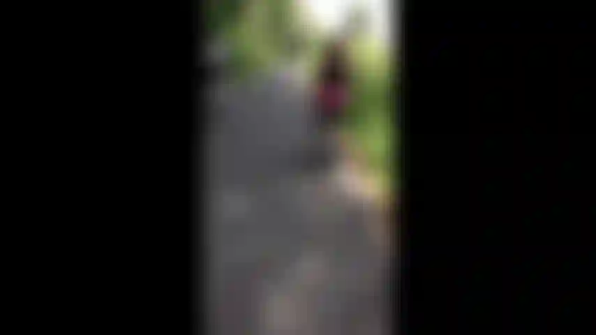 Expongo en bicicleta. Ciclismo en tanga, topless y acariciándome en medio de la carretera tarareando demasiado excitante.