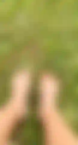 Descalza afuera por fetiche de pies