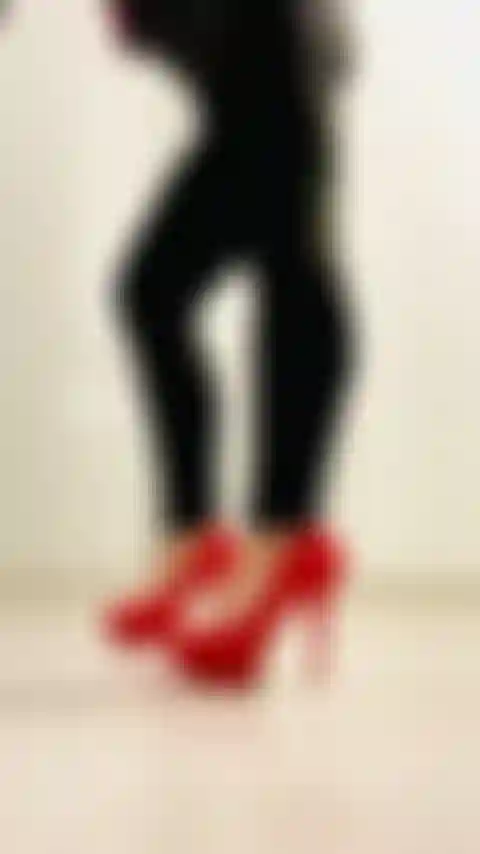 Domina tacones para putita sumisa.