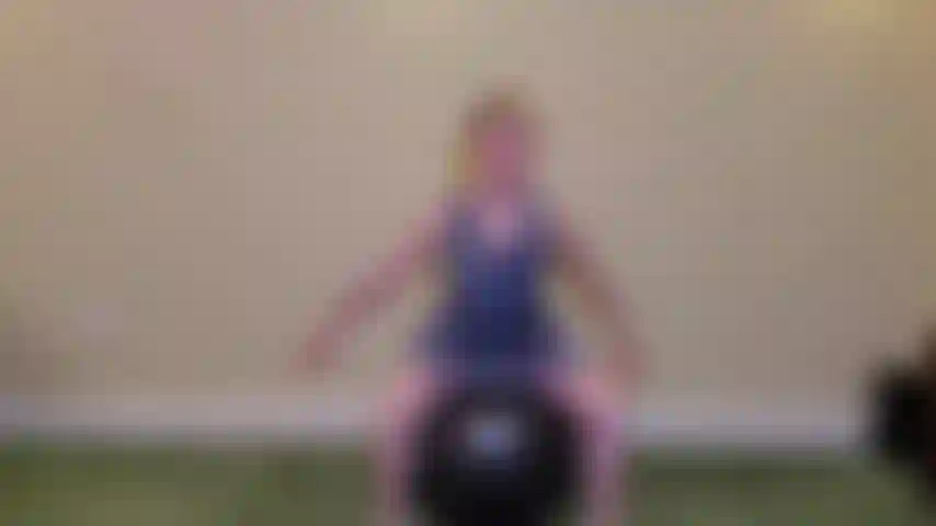 Entrenamiento de pelota de ejercicio embarazada.