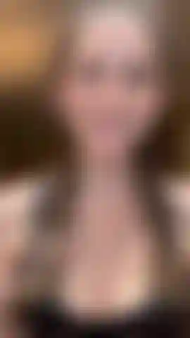 Topless hipo real en trenzas francesas haciendo mi maquillaje.