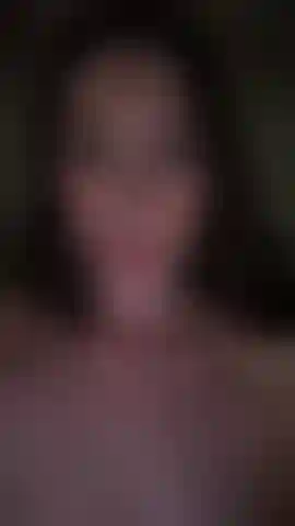 Milf de tetas lechosas rociando leche materna.