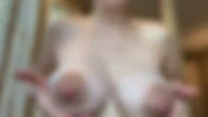 Tetas lechosas e hinchadas engrasadas y chorreando.