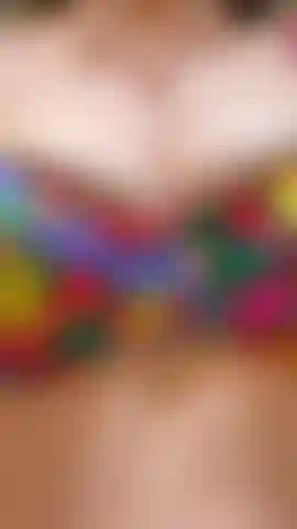 Enormes tetas metidas en un diminuto bikini.