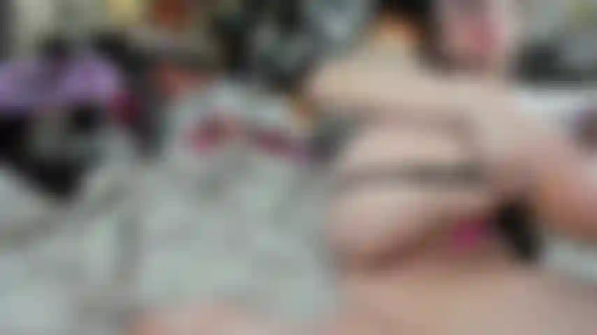 Chica gótica te pone los cuernos y te hace adorar sus pies.