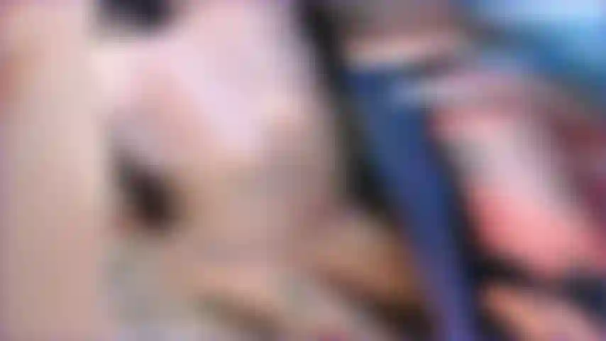 Chica gamer kawaii se corre para ti de cerca.