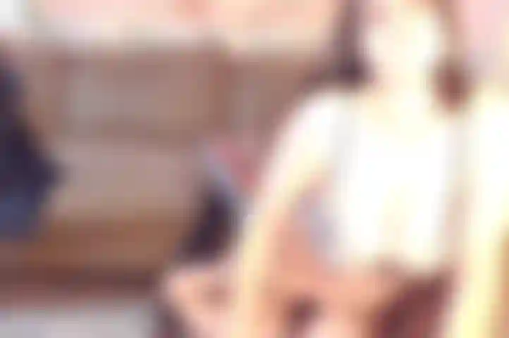 # 3 B / g comiendo coño, mamada y montando su polla hasta que me llena con su semen.