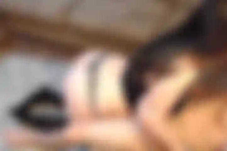 # 2 B / g chupa y folla en el sofá, ¡golpeada por detrás!