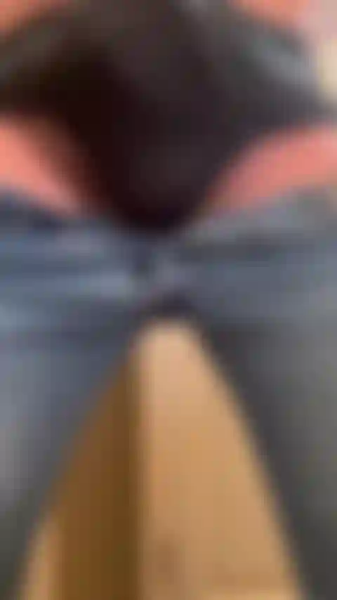 Me masturbo con mis jeans y me corro una gran carga caliente.