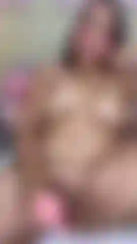 Un consolador se desliza dentro, mi coño se aprieta fuerte mientras gemidos escapan de mis labios.