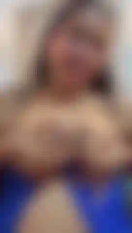 Mis pechos están tan llenos ¿quieres una gota?