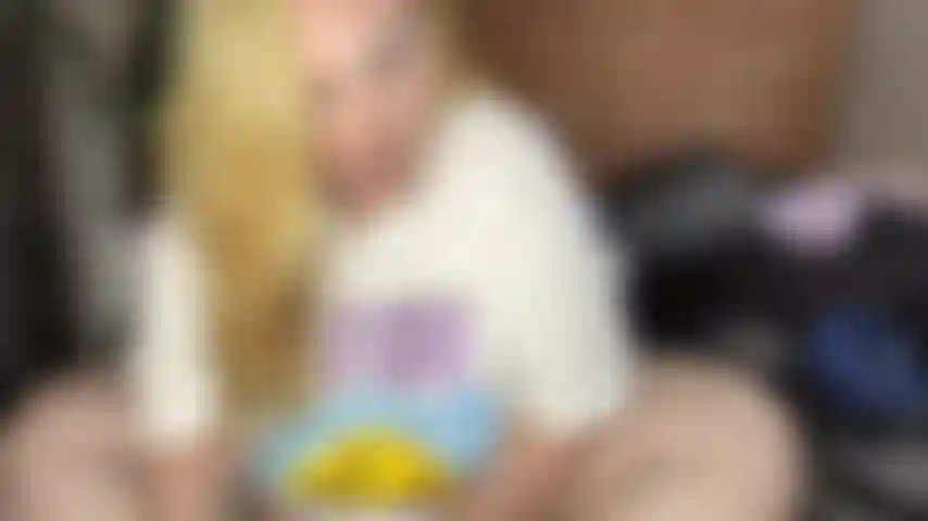 Orgasmo con los ojos en blanco y montar un consolador.