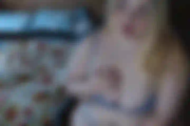 Eructando mientras te pajeo con corrida facial.