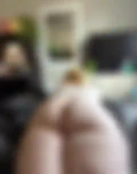 Haciendo twerking en el culo con cámara lenta y tapón anal.