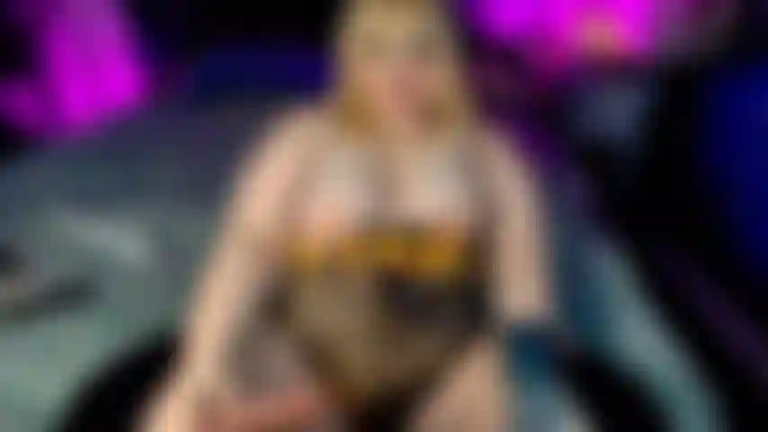 Arando mi coño gordo.